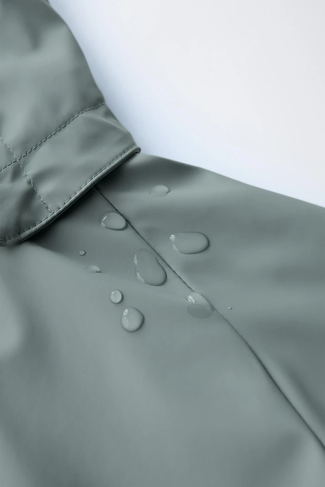 RUBBERIZED RAINCOAT WITH REMOVABLE HOOD