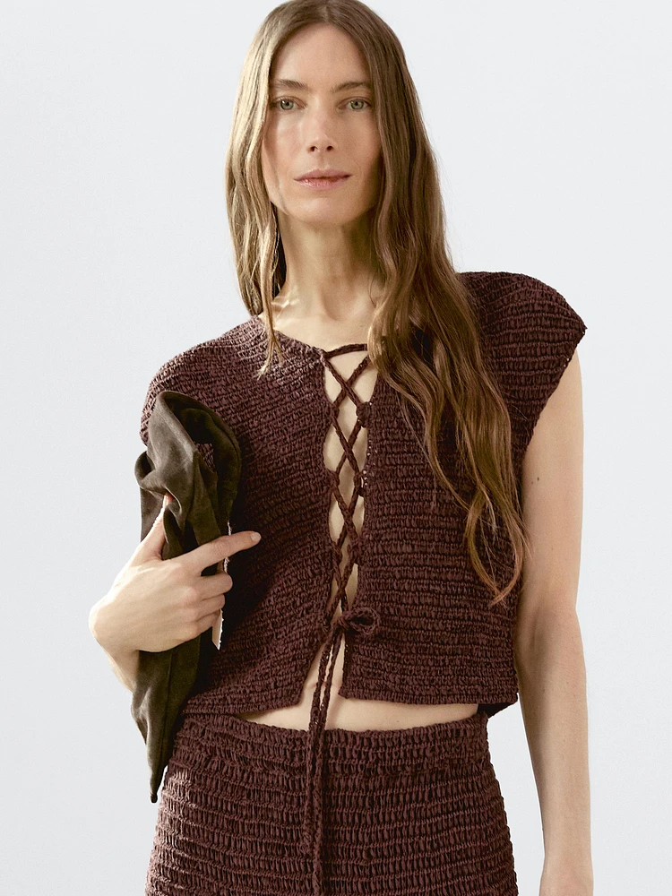 Veste sans manches lacée en crochet de coton mélangé