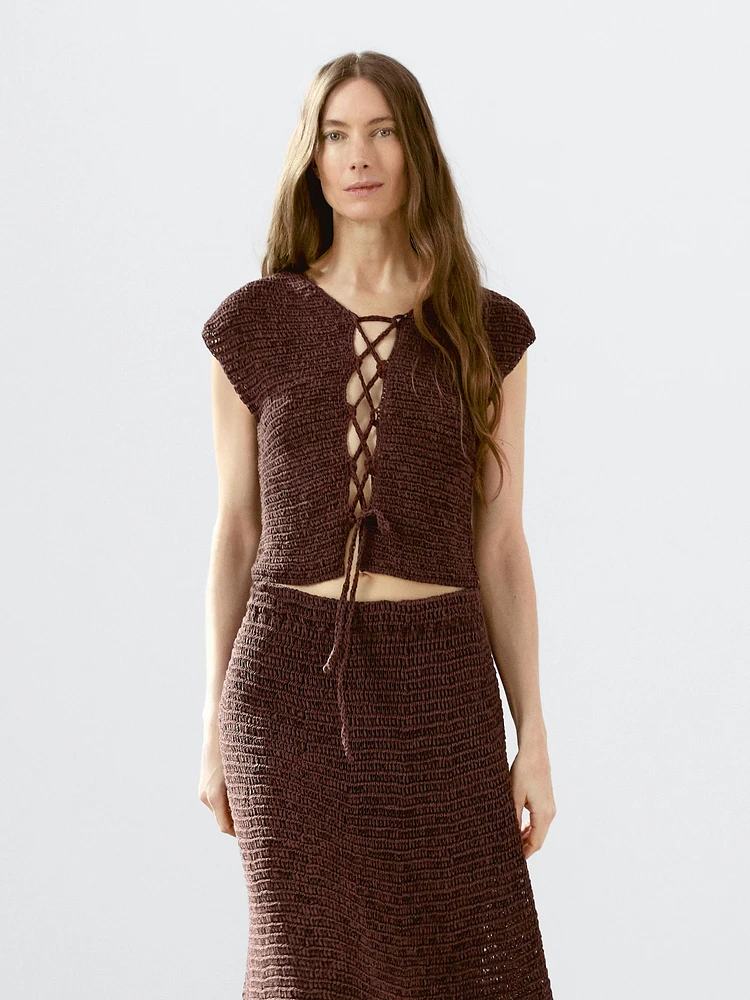 Veste sans manches lacée en crochet de coton mélangé