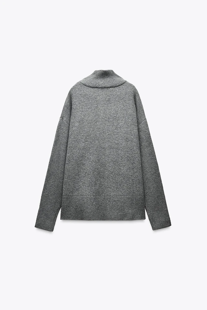 PULL EN MAILLE À COL MONTANT