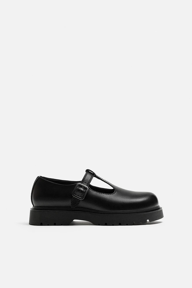 CHAUSSURES À VOLUME ET BOUCLE