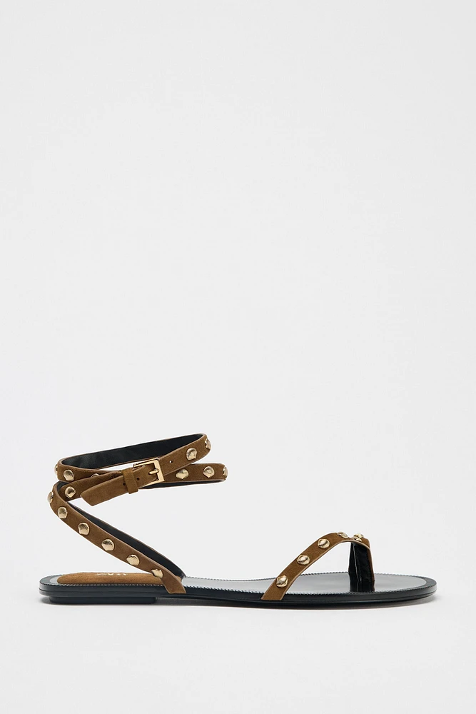 SANDALES À BRIDES ET CLOUS EN CUIR