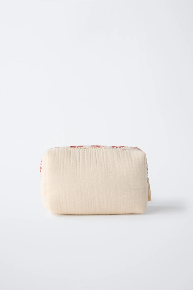 CROCHET TEXTURE TOILETRY BAG