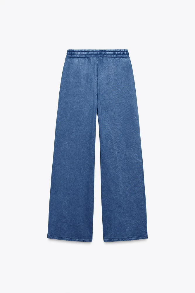 PANTALON EN MOLLETON EFFET DÉLAVÉ À INSCRIPTION