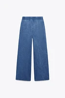 PANTALON EN MOLLETON EFFET DÉLAVÉ À INSCRIPTION