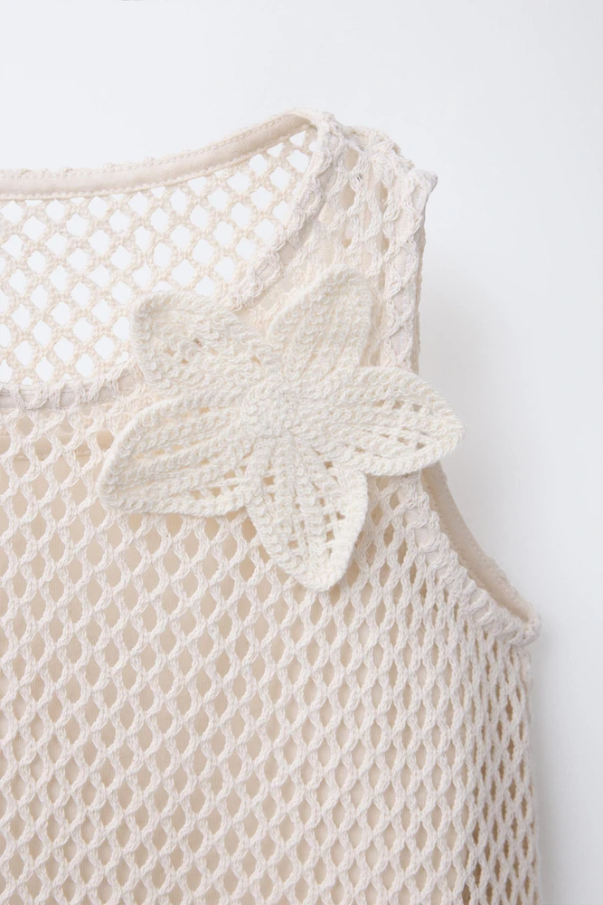 HAUT EN CROCHET AVEC APPLIQUÉ FLEURS