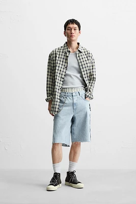 BERMUDA EN DENIM COUPE BAGGY BRODÉ