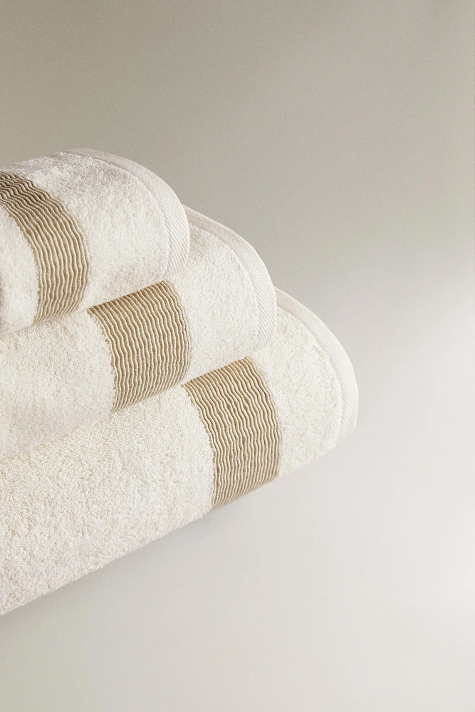 SERVIETTE DE BAIN BORDURE TEXTURE