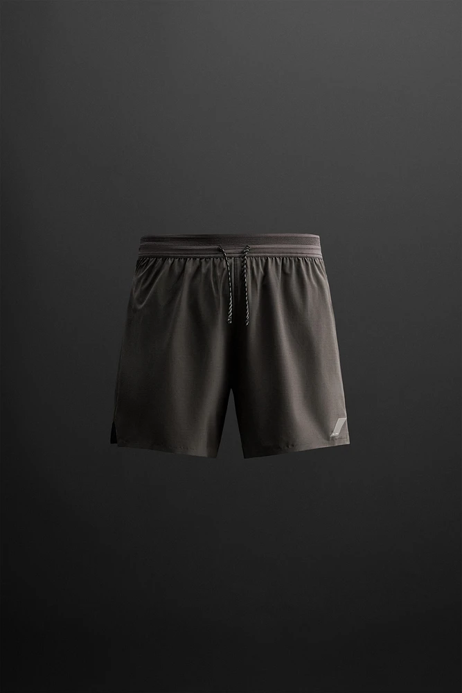 TEXTURED RUNNING SHORTS