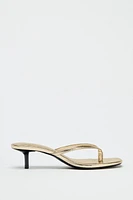 METALLIC EFFECT KITTEN SANDALS