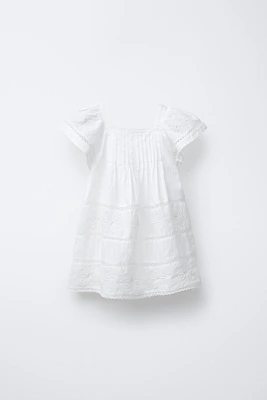 ROBE À ENTRE-DEUX BRODÉS