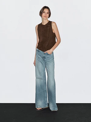 Veste courte sans manches boutons en cuir finition daim