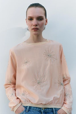 TOP EN MAILLE AVEC DÉTAILS FANTAISIE