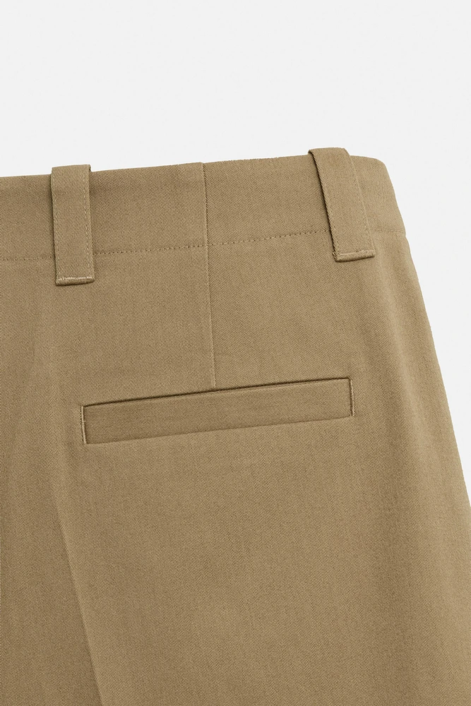 RELAXED FIT PLEATED SHORTS