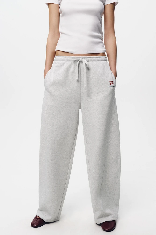 PANTALON EN MOLLETON À INSCRIPTION