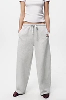 PANTALON EN MOLLETON À INSCRIPTION