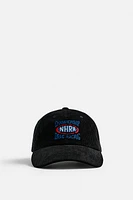 CASQUETTE EN VELOURS CÔTELÉ AVEC PIÈCE DRAG RACING