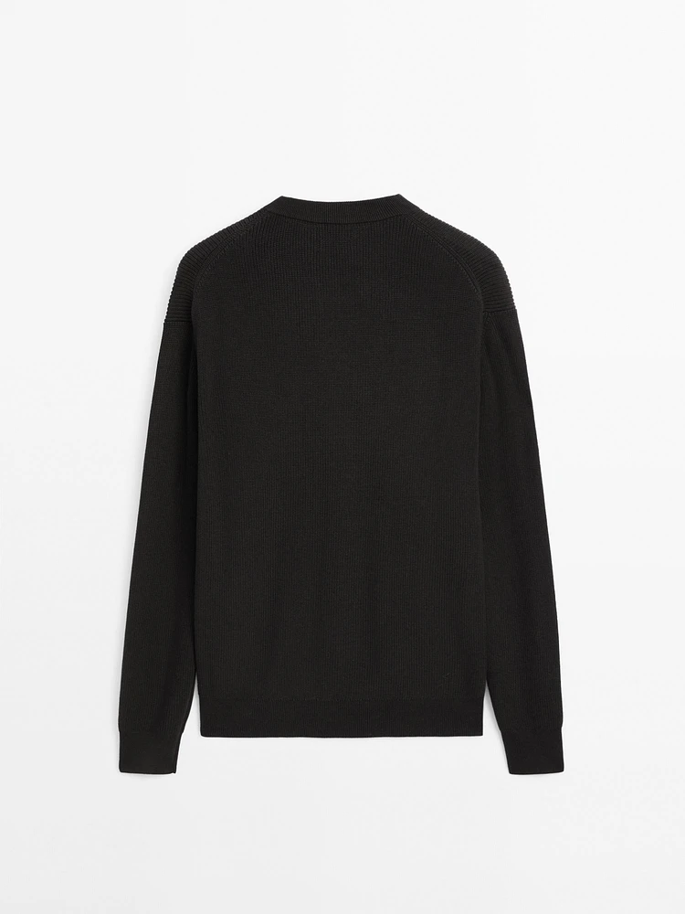 Cotton knit sweater with buttoned neck