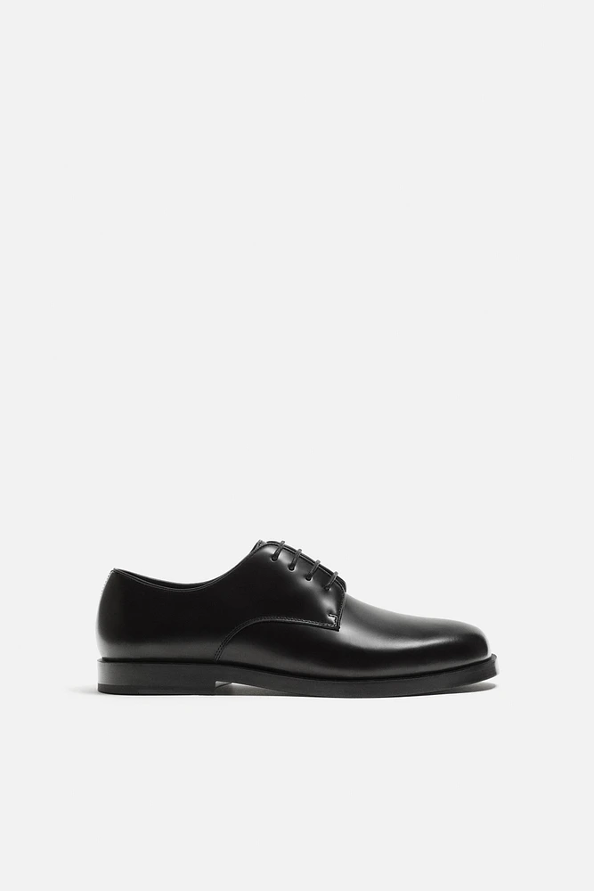 CHAUSSURES EN CUIR HABILLÉES