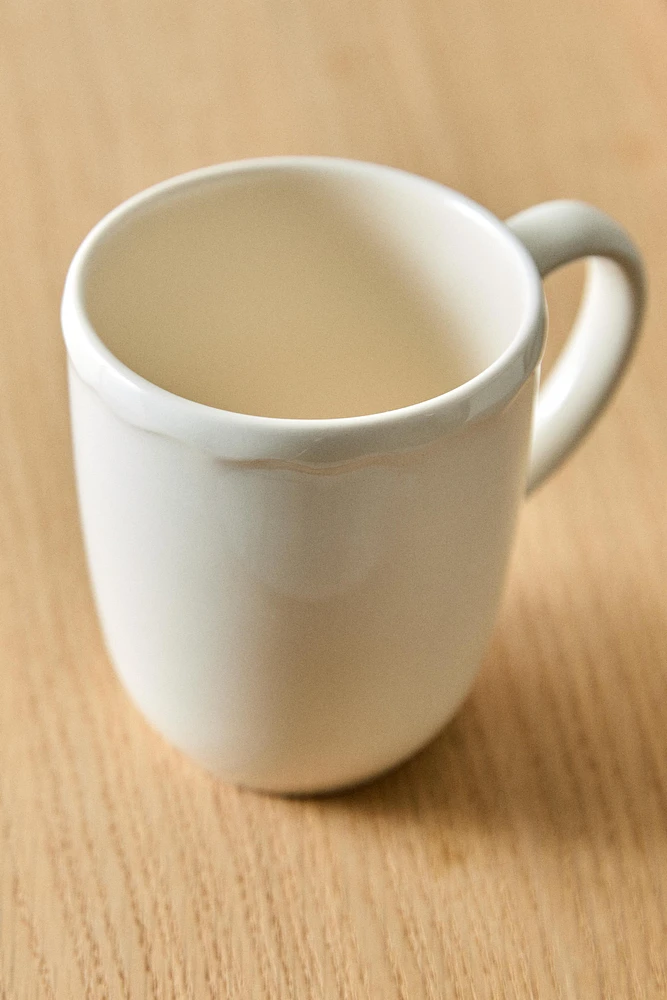 EARTHENWARE MUG WITH A RAISED-DESIGN EDGE