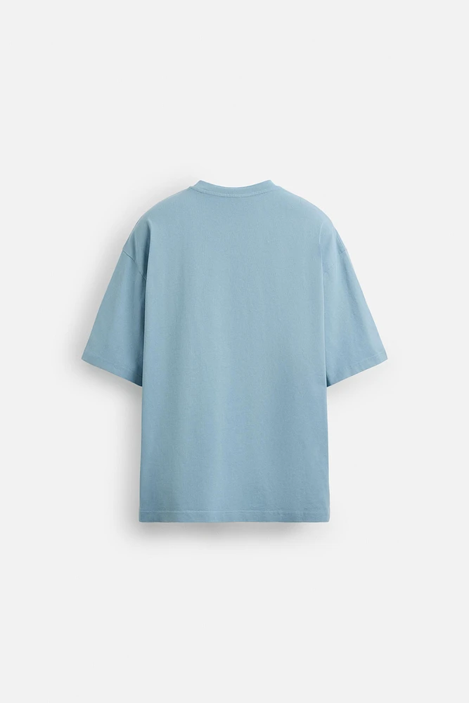 T-SHIRT AVEC INSCRIPTION EN RELIEF