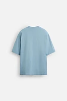 T-SHIRT AVEC INSCRIPTION EN RELIEF