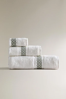 SERVIETTE DE BAIN BORDURE BRODÉE