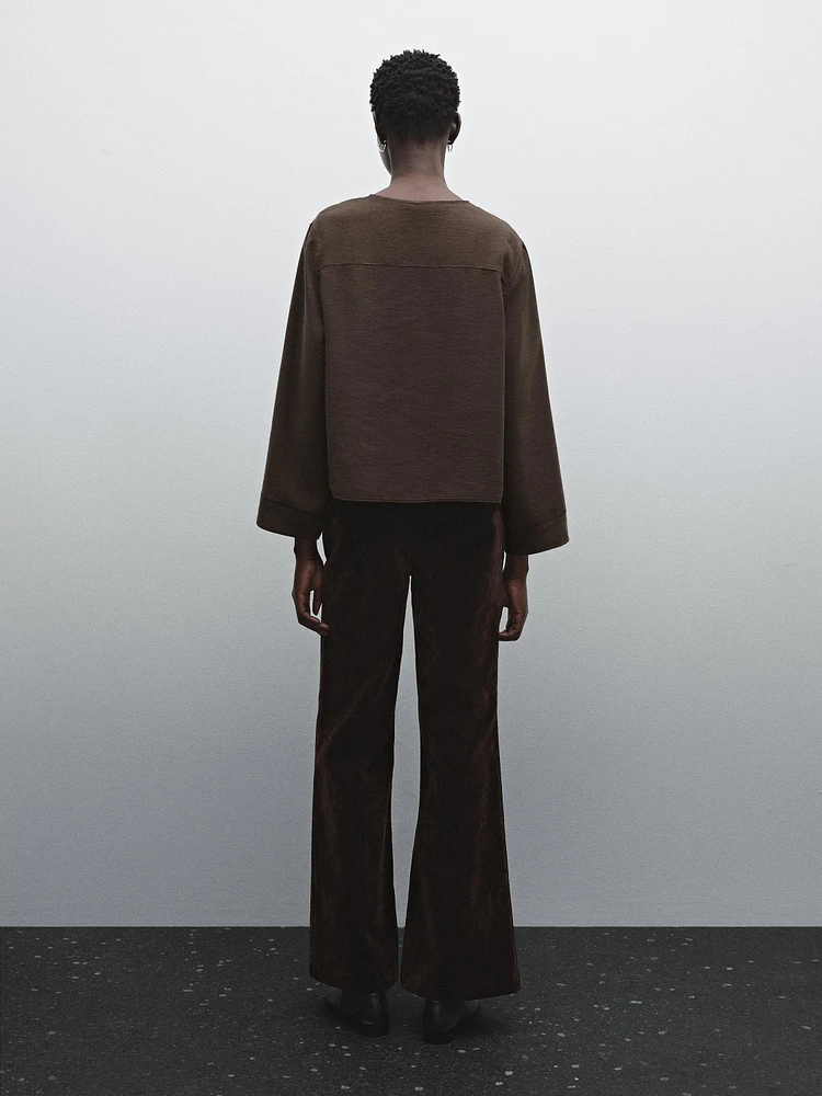 Flowing shirt with button detail on the chest