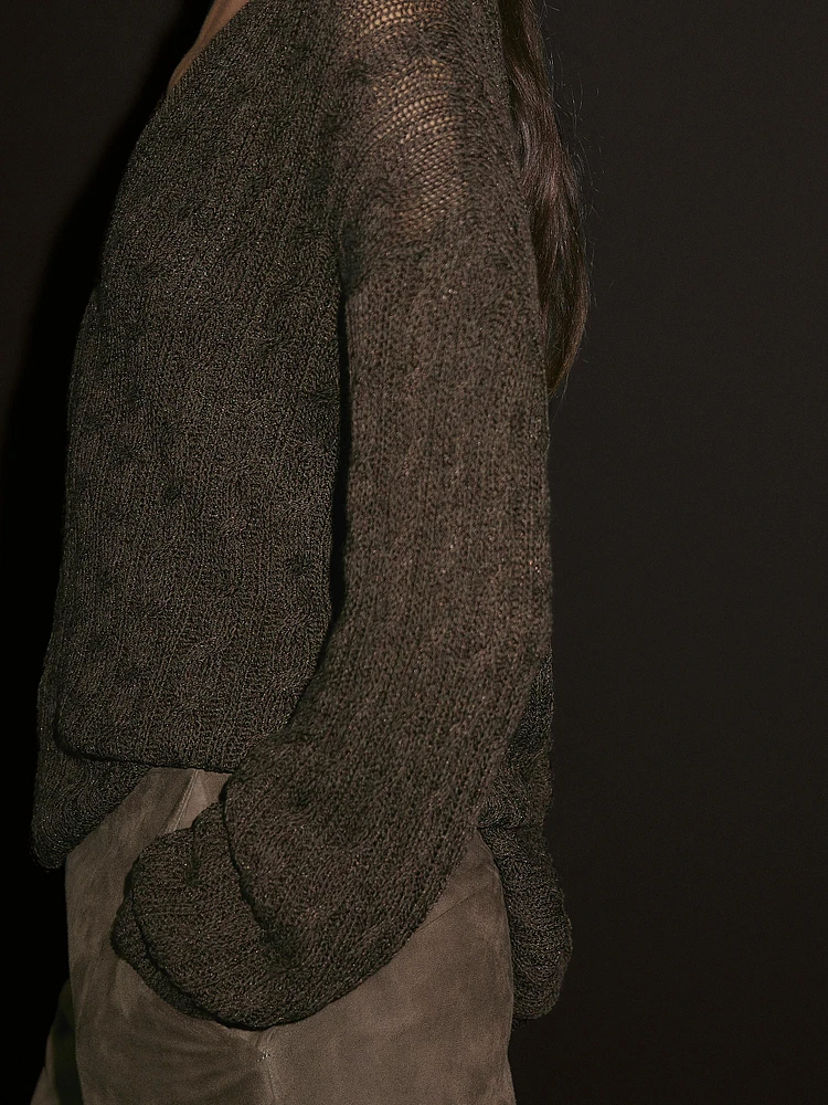 Pull en maille tressée à col V