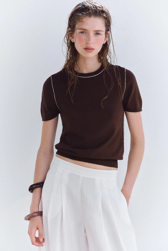 TRIMMED SHORT SLEEVE KNIT TOP