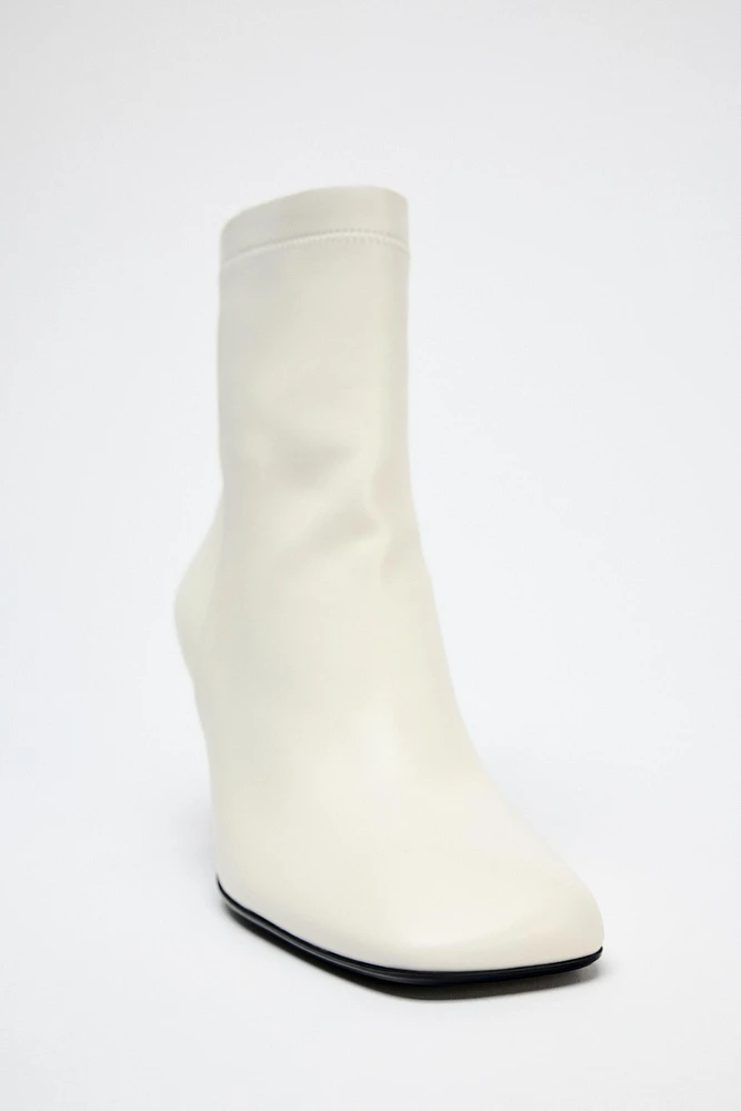 LEATHER TOPSTITCHED ANKLE BOOTS