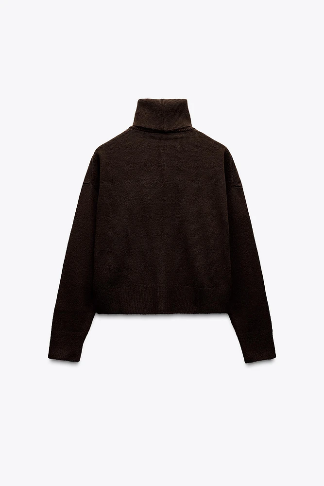 PULL EN MAILLE LISSE À COL MONTANT