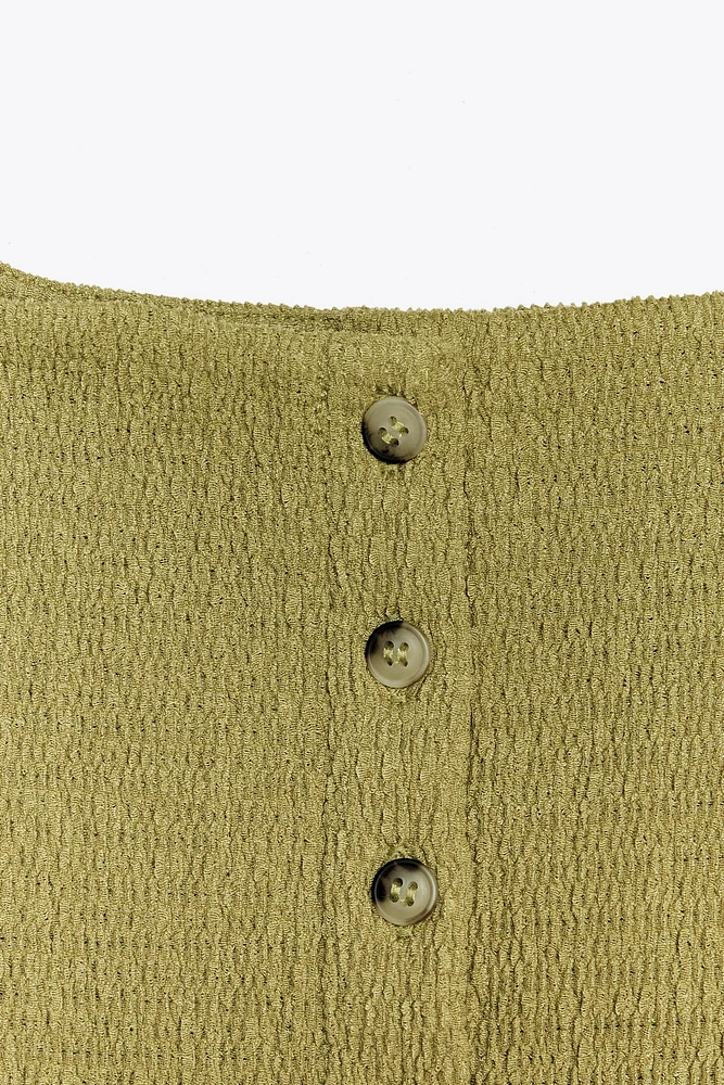 TOP TEXTURÉ À BOUTONS