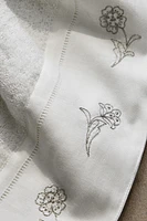 BATH TOWEL WITH EMBROIDERED APPLIQUÉ