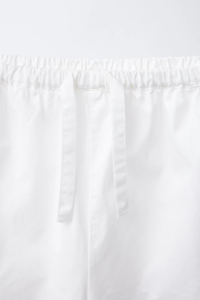 PANTALON DROIT À FLEURS BRODÉES