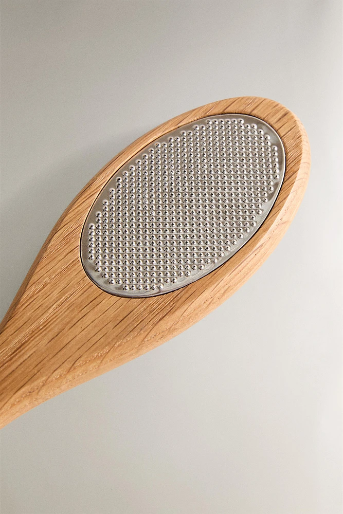 LEGS EXFOLIATING WITH WOODEN HANDLE