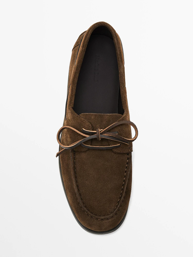 Chaussures bateau en croûte de cuir avec broderie