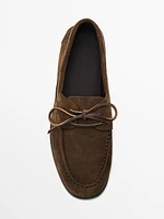 Chaussures bateau en croûte de cuir avec broderie