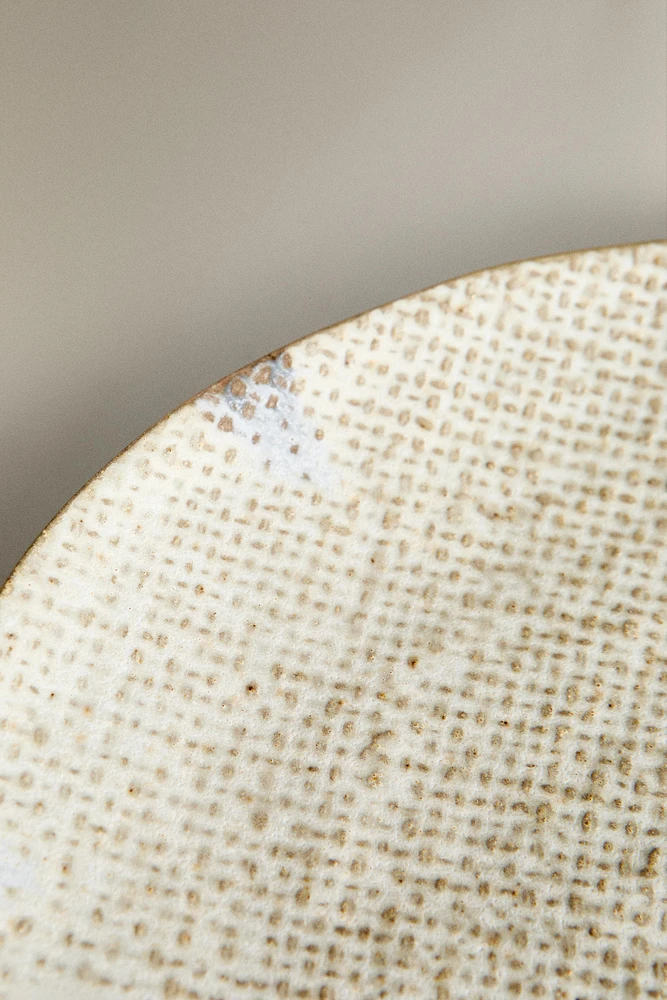 TEXTURED STONEWARE DINNER PLATE