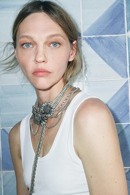 COLLIER CHOKER CHAÎNES FLEURS