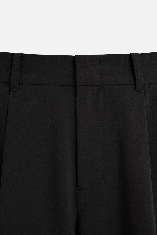 RELAXED FIT PLEATED SHORTS