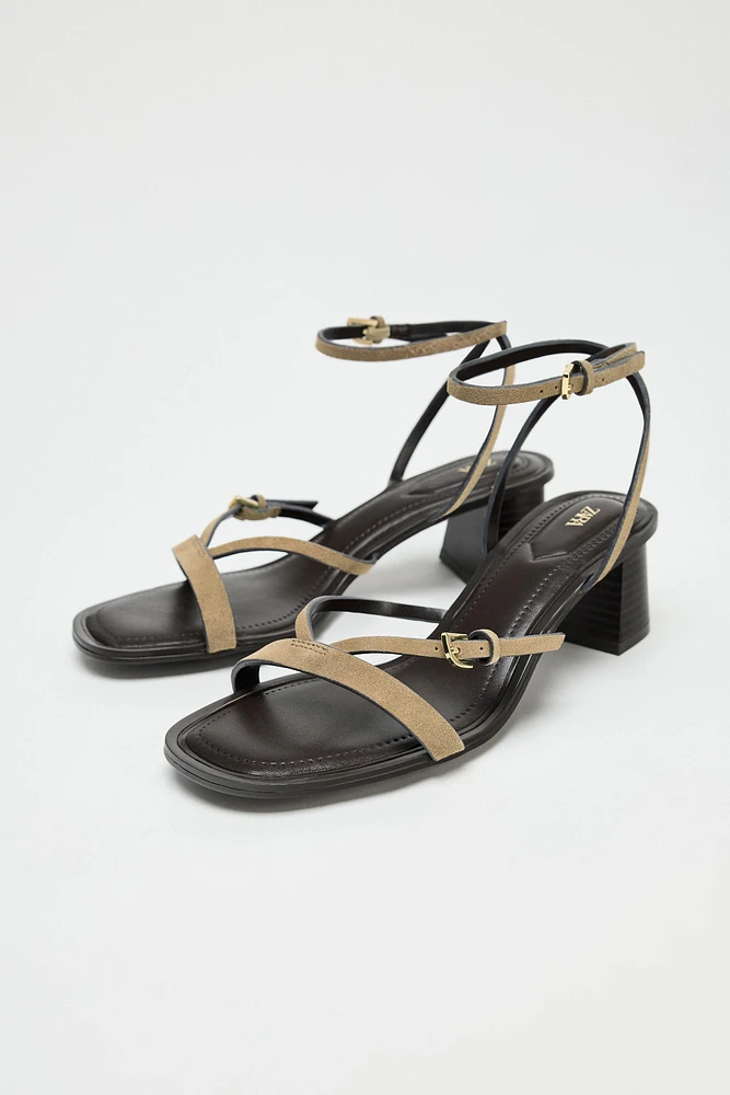 SANDALES À TALONS ET BRIDES EN CROÛTE DE CUIR