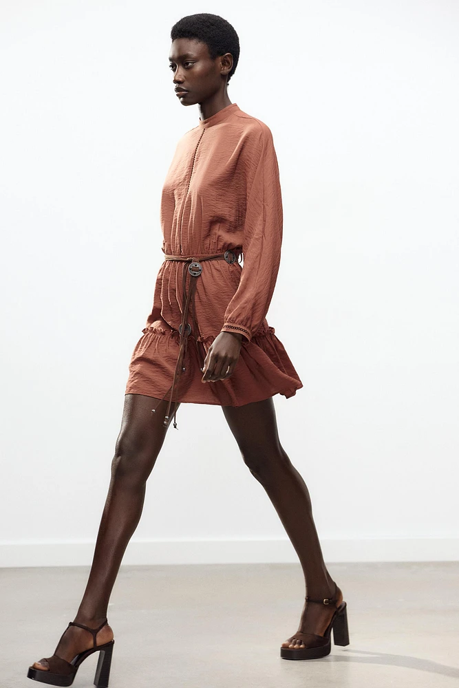 ROBE COURTE AVEC ENTRE-DEUX ET CEINTURE