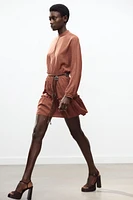 ROBE COURTE AVEC ENTRE-DEUX ET CEINTURE