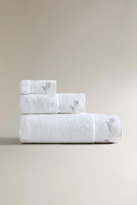 BATH TOWEL WITH EMBROIDERED APPLIQUÉ