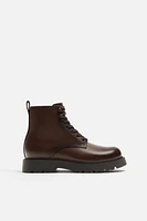 BOTTES À LACETS ET SEMELLES VOLUMINEUSES