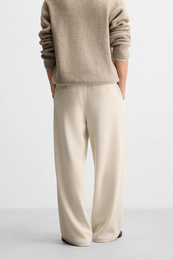 PANTALON COUPE LARGE EN VELOURS CÔTELÉ