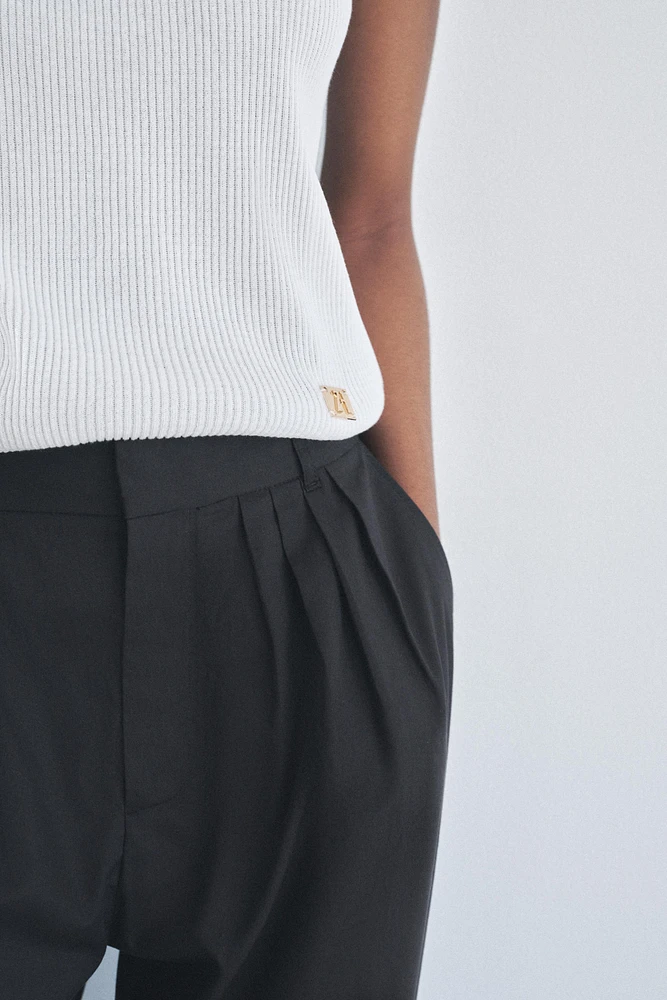 SLEEVELESS RIBBED TOP