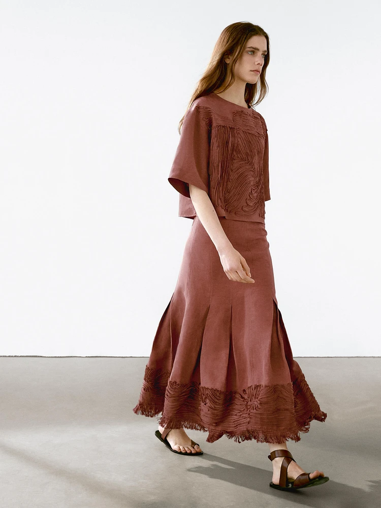 Jupe midi fluide avec broderie