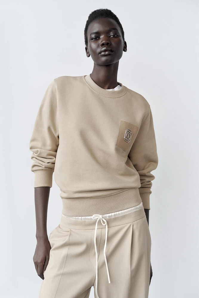 BROOCH SWEATSHIRT